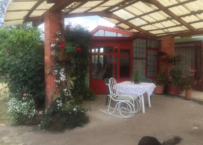Comodo Chalet, En Una Muy Buena Ubicacion Y Rodeado De Jardines