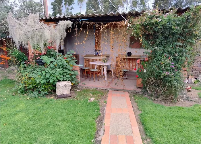 Comodo Chalet, En Una Muy Buena Ubicacion Y Rodeado De Jardines