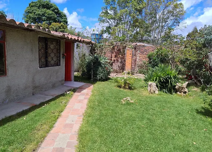 Comodo Chalet, En Una Muy Buena Ubicacion Y Rodeado De Jardines