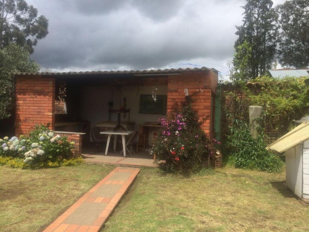 Comodo Chalet, En Muy Buena Ubicacion Y Rodeado De Jardines