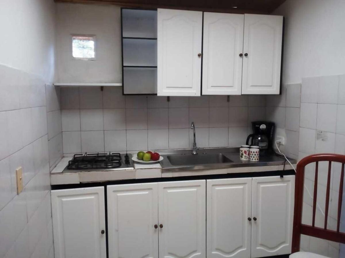 Comodo Chalet, En Muy Buena Ubicacion Y Rodeado De Jardines